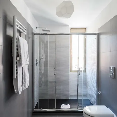 A World Aparts - 32 Modena *